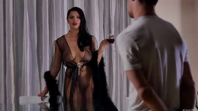 A puta Kira Queen invitou ao seu veciño a tomar o té e fodiuno na mesa